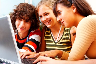 sharing-students-studying_id3471431_size370.jpg